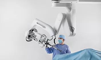 intuitive-da-vinci-sp-surgical-system-and-technician